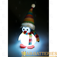 Фигурка Космос "Пингвин в шапке и шарфе" пластик 18.0см с подсветкой (1/96)
